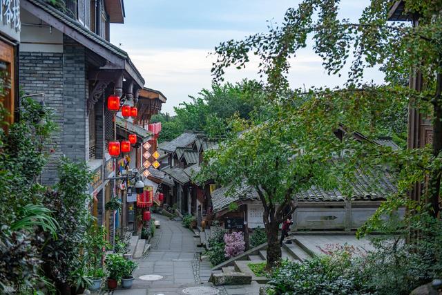 有人说，在成都面前，南京就是一座“小城市”，事实果真如此吗？