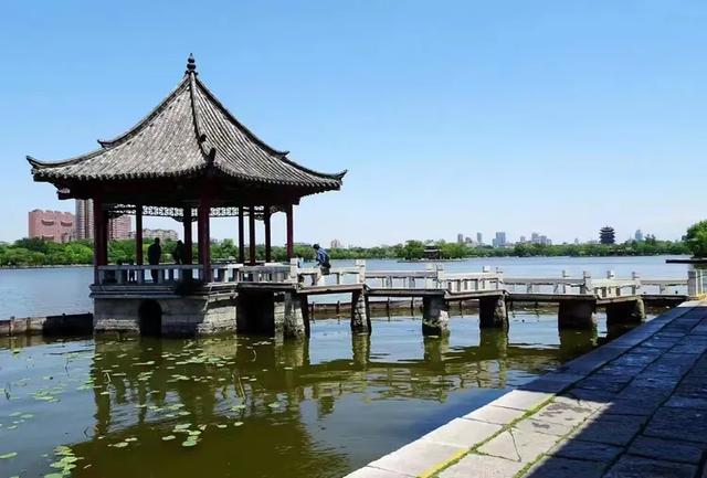 济南大明湖的秋景