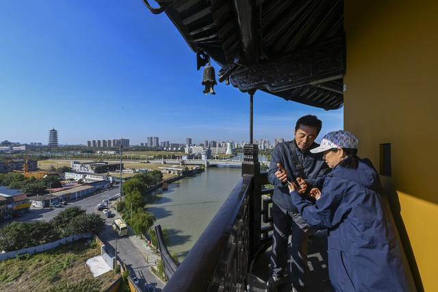 秋爽登文峰 塔下聚宾朋