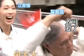 笑岔气！香港代表团巴士巡游，霍震霆梳头神操作让江旻憓大笑不止图片