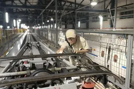 动车质检员的别样端午：坚守岗位，守护动车安全出行图片