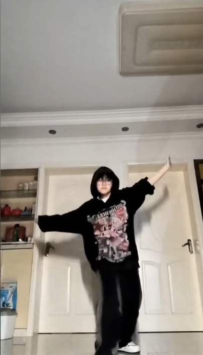 笑麻了！江苏女孩苦读12年考出家门1.4公里，4分钟到校，本人崩溃