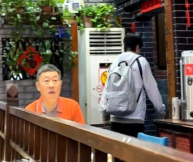 王楚钦一人到餐馆吃饭，老板娘亲自相迎，阿姨好热情，大爷好可爱