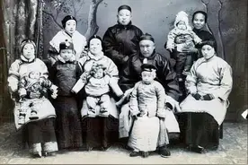 1932年，杨森和四个小妾，一张罕见的合影，颜值很高，子孙满堂！图片