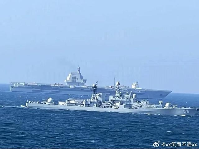 真开火了！日媒爆料：日本驱逐舰入侵中国领海，中国军舰连开两炮警告！