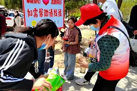 "五一"假期五台山景区300余名志愿者服务文明旅游图片