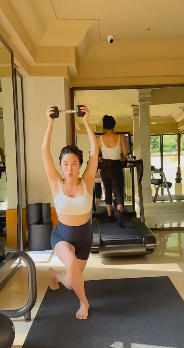 32岁杨采钰首晒孕期健身照，大肚子还做各种力量训练，看着都佩服