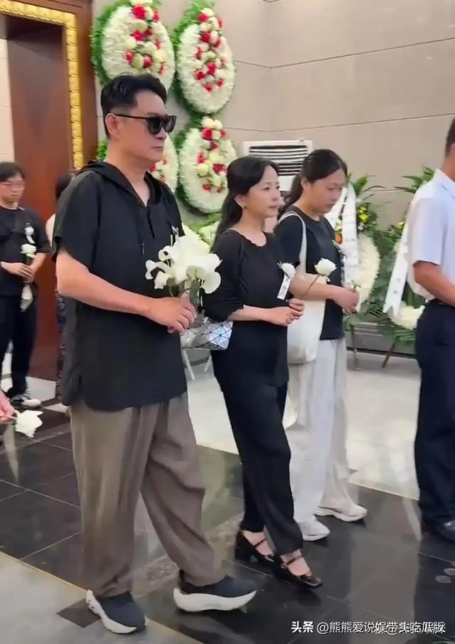 黄安到北京参加千百惠葬礼，向遗体祭拜献花，情绪崩溃在现场痛哭