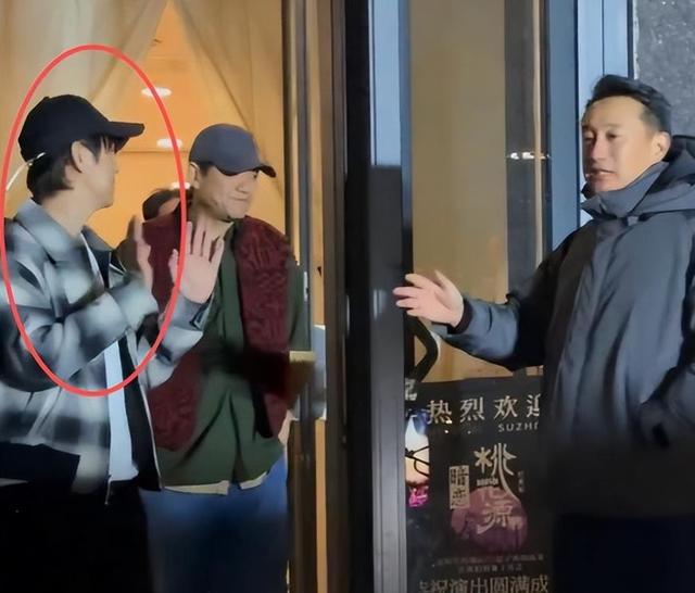 世上没后悔药？无妻无子、与保姆相伴的何炅，走上了另外一条道路