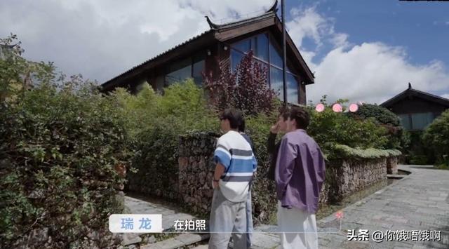 真情侣腻腻歪歪眼里都是你，假情侣全程摆脸没有对视