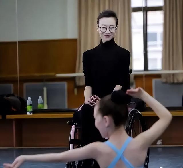 她成功挤走央视导演原配，上位1个月就终身瘫痪，外界议论是报应
