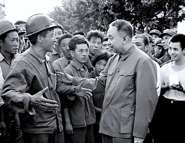 华国锋的夫人韩芝俊有多美？1961年的全家留影，30岁她端庄贤惠