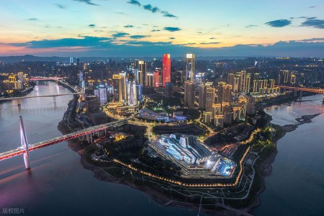 我国“最神奇”的城市，楼顶是马路，车在空中跑，常被误认为是省