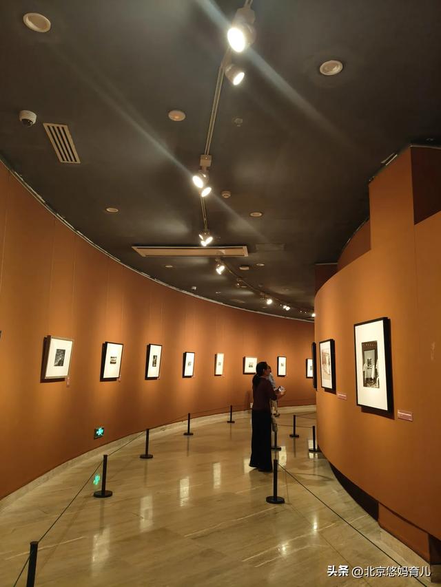 带孩子去中国美术馆参观“人民必胜”主题展,爱国主义教育太深刻