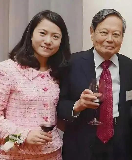 杨振宁去世后	，翁帆再发文，49岁无子女的她，早已被安排好了退路