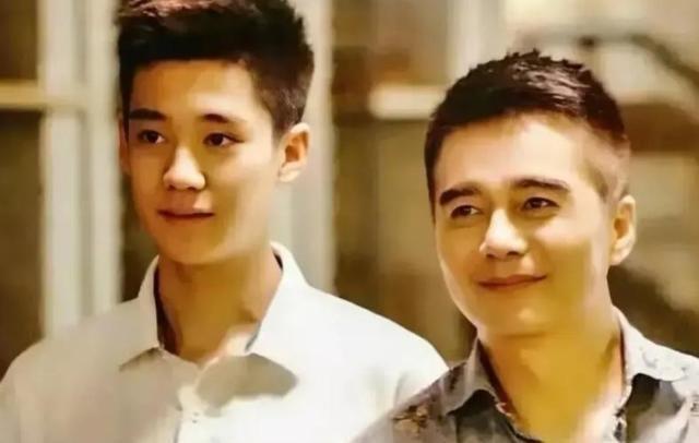 原来他是许亚军长子，神似前妻何晴，如今名校毕业已成父亲的骄傲