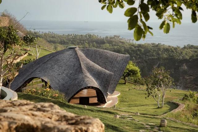 巴厘岛度假村上新！以魔鬼鱼为灵感的竹构建筑漂浮海天之间