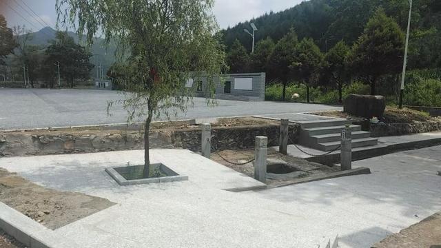 岫岩黄显声故居红色文化广场成村民新乐园