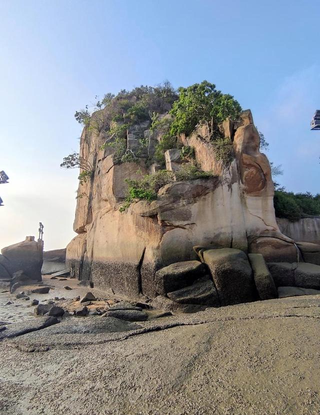 厦门鼓浪屿印斗石，一块巨型岩石，高20余米，因形状如印玺而得名