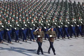 为何84年阅兵无法被超越？劈枪和正步封神！杀气腾腾至今难以忘怀图片