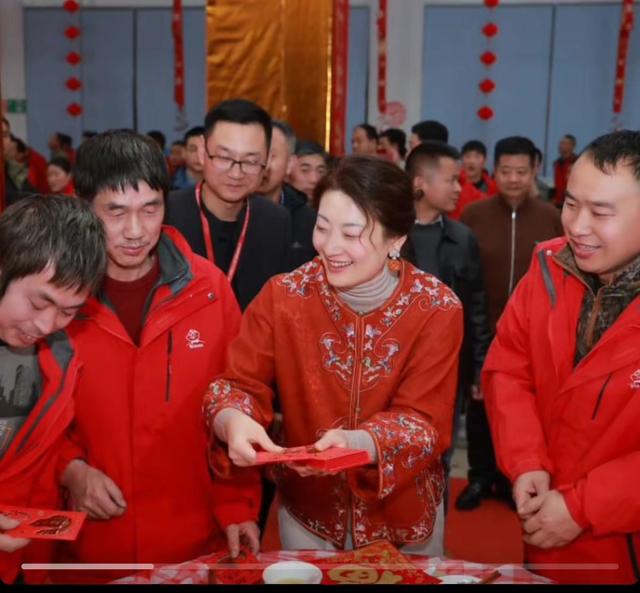 宗馥莉首次回应风波，三句话表明立场，宗泽后的格局高下立判