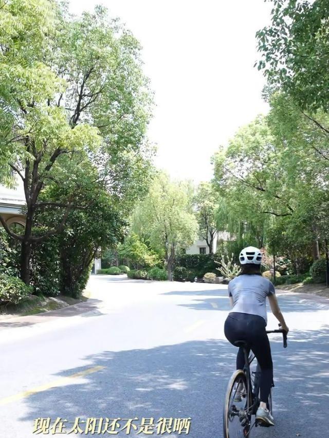 私生活混乱？遭央视“开除”？被传与小尼结婚的她，现状究竟如何