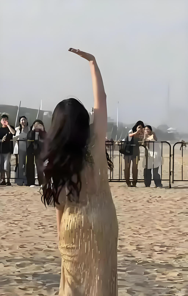 张柏芝现身河北无修图膀大腰圆，手背青筋暴露，果然路人手机真实