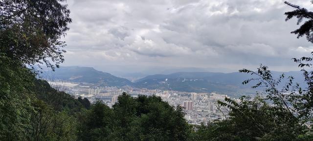 曲靖楚雄纪行之八：狮山古联，道尽帝王身世浮沉
