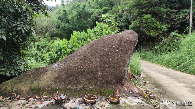 在罗定泗纶大山深处，有一处史前岩画，像“天外来客”
