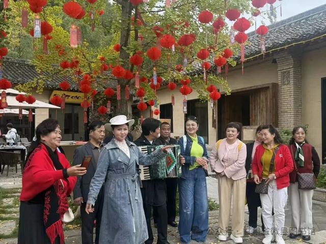 书香缀银杏 竞答引热潮——徽县图书馆为文旅盛会注入文化活力