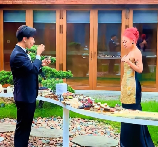 牛鬼蛇神现原形！刘欢女儿大婚不到24小时，恶心的一幕出现了