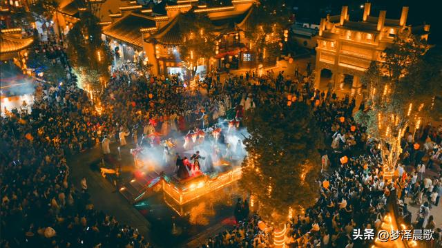 湖北：祥云湾庆典燃爆文旅圈 三喜临门夜 千人天灯点亮浪漫星河‌