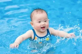 0-6个月宝宝游泳是早教还是智商税？儿科医生和宝妈吵翻了图片