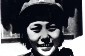 蹇先任：贺龙第四任妻子，带女儿长征，离婚后独居60载95去世图片