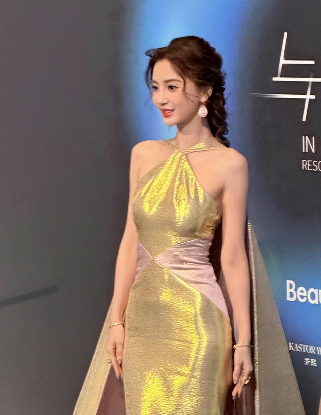 北京红毯太真实，杨颖险些走光，钟丽缇挤出副乳，张雪迎脸僵肿