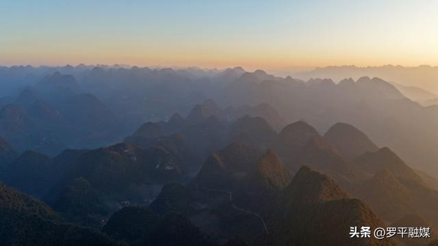 罗平：那色峰海景色美
