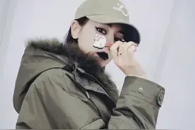 迪丽热巴晒黑唇妆 手拿棒棒糖又酷又甜图片