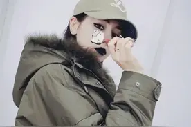 迪丽热巴晒黑唇妆 手拿棒棒糖又酷又甜图片