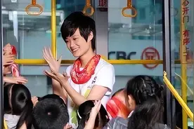 高中作文靠抄袭，头像上邮票，爱抽烟，李宇春不婚的秘密是什么？图片