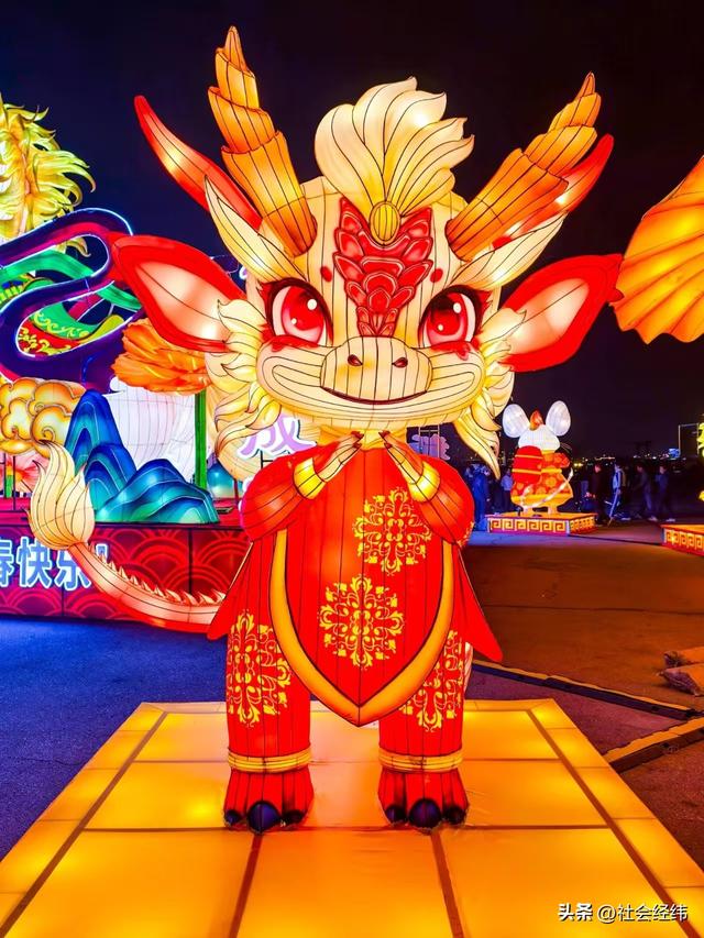 首秀!第 40 届秦淮灯会南部新城分会场 亮灯马年灯影芬兰风情出彩