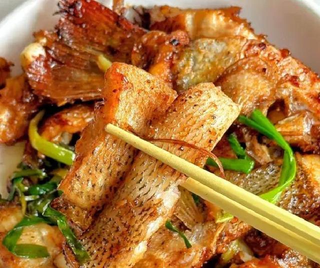 葱烧鲈鱼：鲜嫩入味香迷糊，十分钟搞定宴客级的家常硬菜！