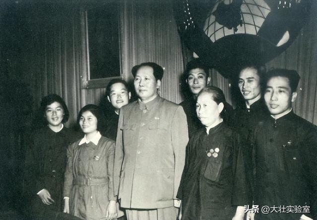 毛主席的机要秘书谢静宜有多美？长相甜美可爱	，当过北京市委书记