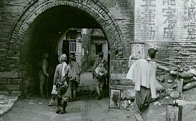 抗战时，一汉奸夜审地下党，拷打一半时忽发现，对方竟是自家亲戚