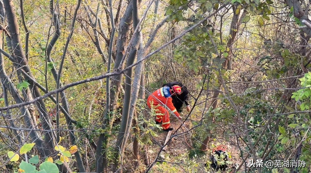三名“驴友”登山被困 消防紧急救援