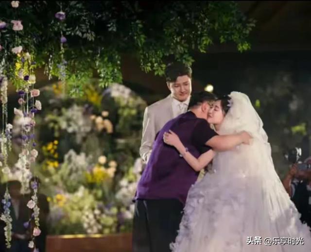 金龟子王宁女儿北京办婚礼，亲家母露面，180高个穿着旗袍好贵气
