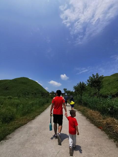 父亲从不夸我，但他的行动比所有甜言蜜语都更温暖