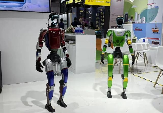 速看！中国石化AI人形机器人首次亮相2025进博会！