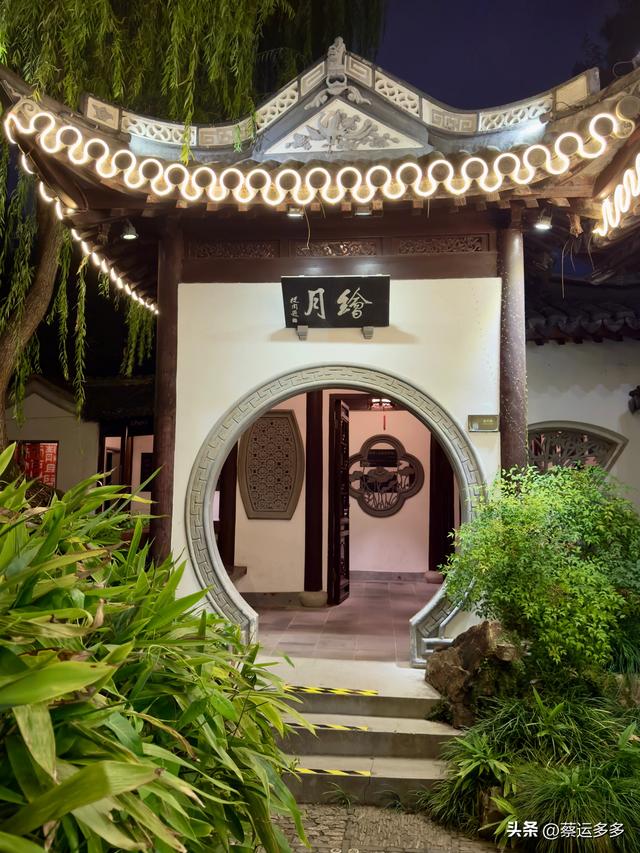 夜游上海古猗园，夜景璀璨迷人