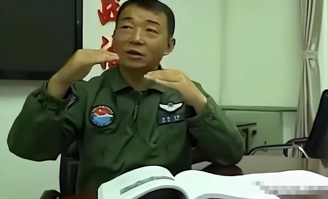 央视点名！阅兵女机长身份曝光，私生活被扒牺牲太大，丈夫更厉害