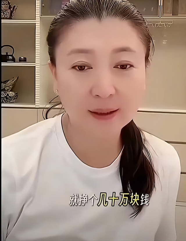 道歉不到24小时	，闫学晶再迎三大噩耗，她儿子可能30万都赚不到了